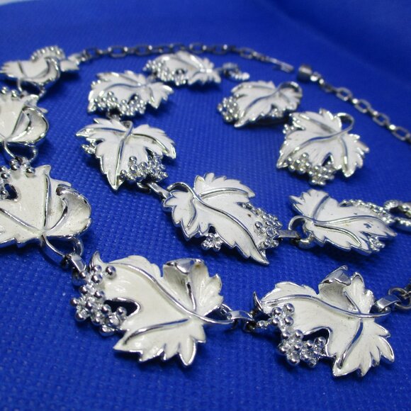 3 Piece Set SARAH COVENTRY Whispering Leaf Necklace 1967 White Enamel Grape Leaf - Picture 2 of 15
